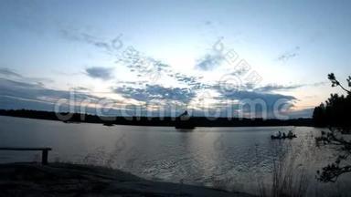 黎明时分，在一个平静的湖泊前拍摄的4K云运动视频